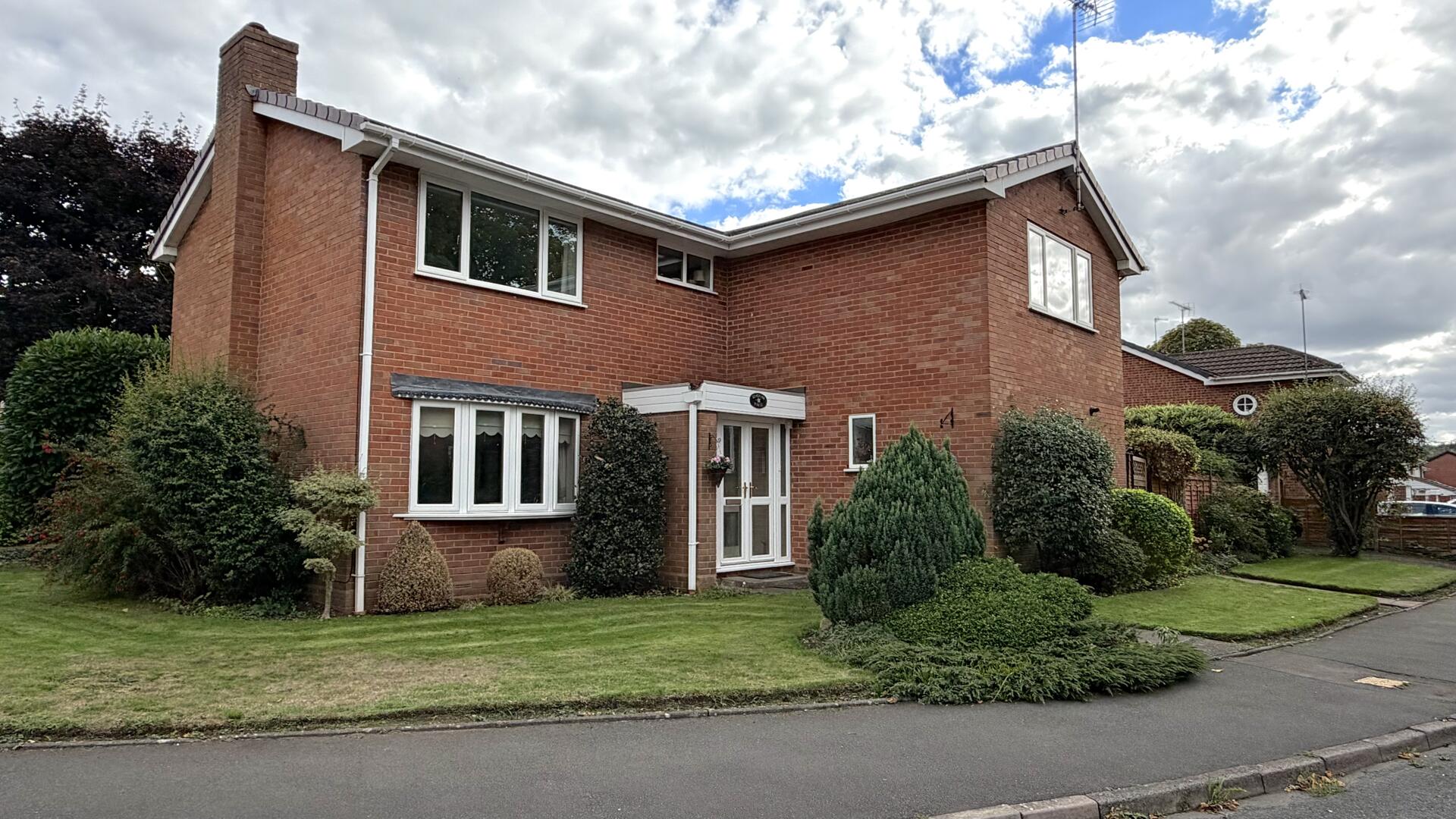 4 bed property in Lynwood Drive, Kidderminster